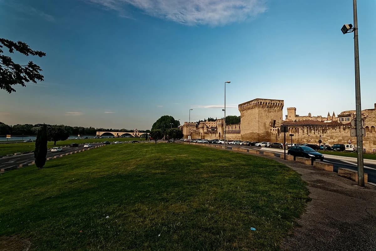 Avignon : palais, pont et promenade au bord du Rhône