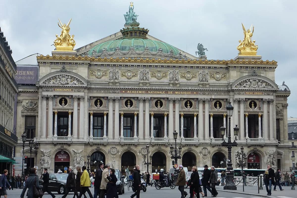 Palais Garnier: a daytime visit or an evening performance?
