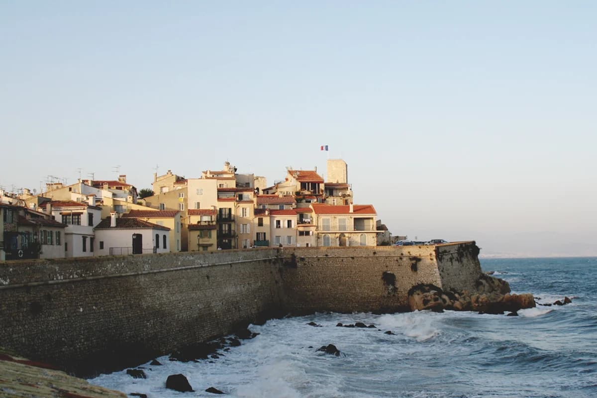 Antibes et ses remparts en bord de mer