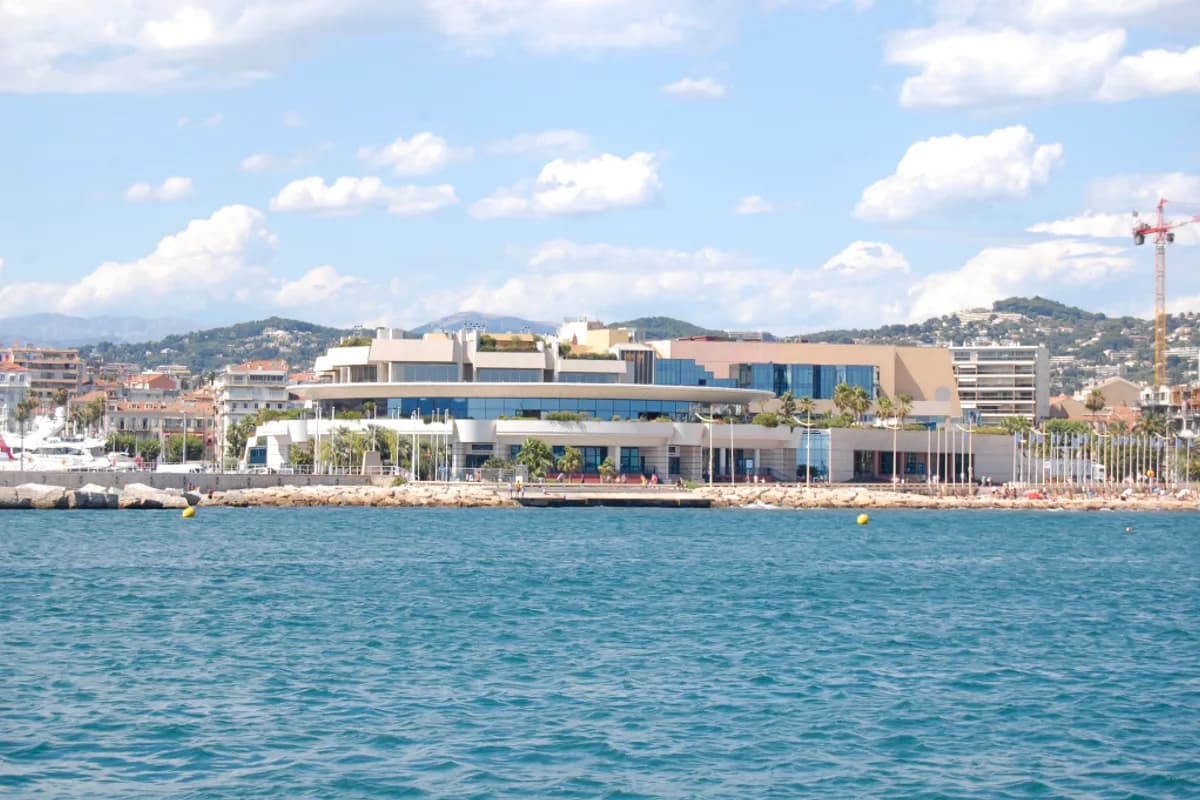 Nice to a Cannes conference: coordinate pickup and admission